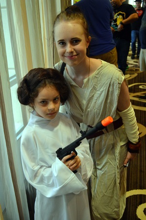 Leia and Rey cosplayers at NTX Comic Book Show